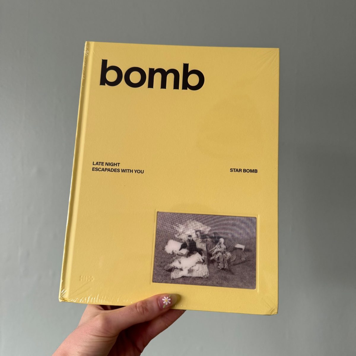 ILLIT - bomb [Photobook Ver.] image 4