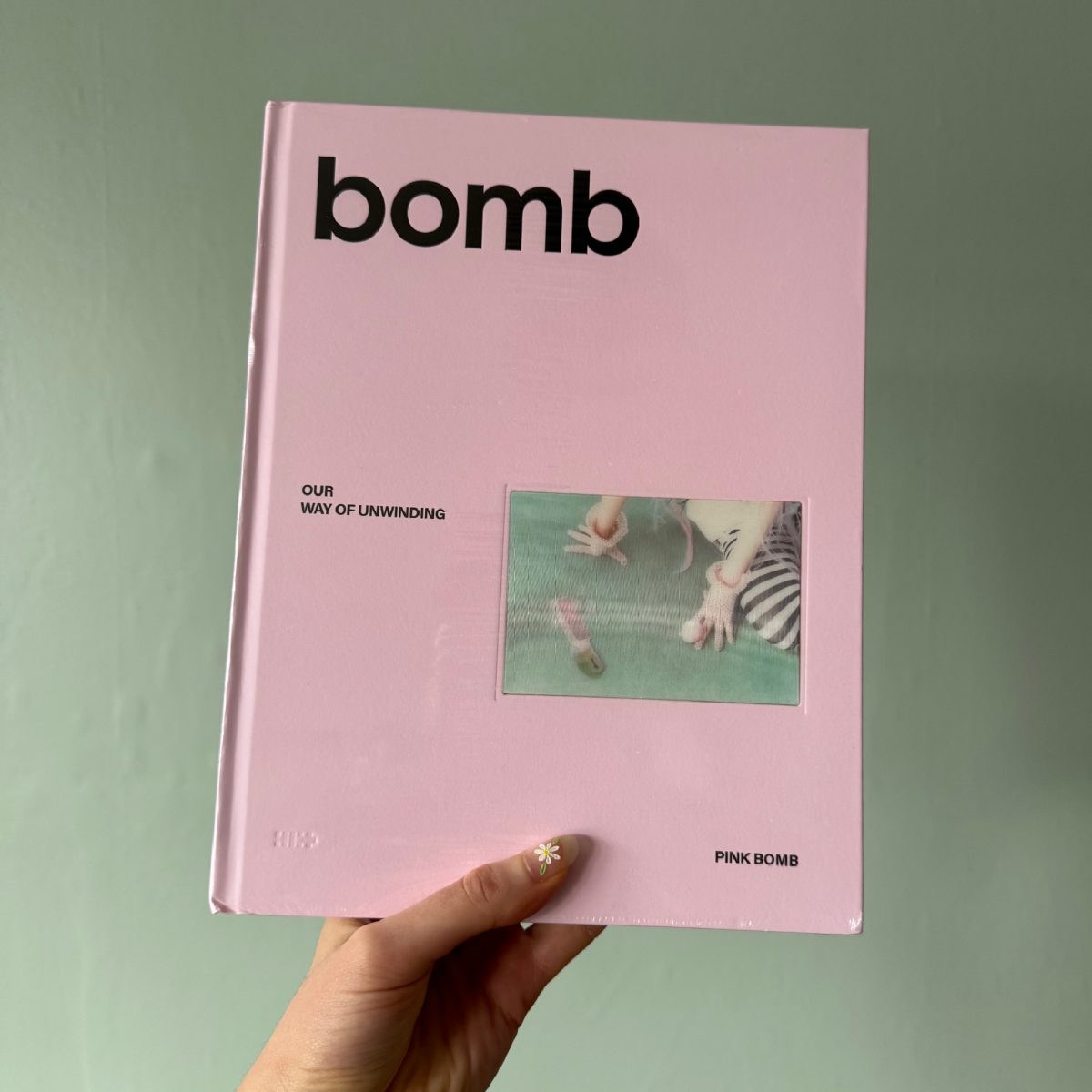 ILLIT - bomb [Photobook Ver.] image 3